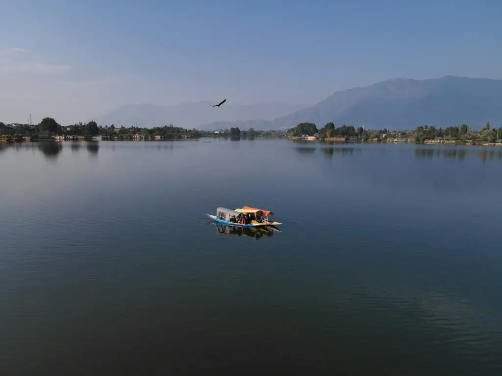 Kashmir Group Tour Package 6 Days - Kashmir Tour Packages Taxi