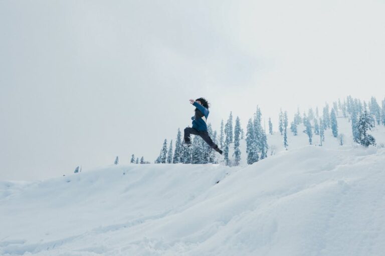 Couple Photoshoot in Gulmarg: 12 Romantic Spots & Professional