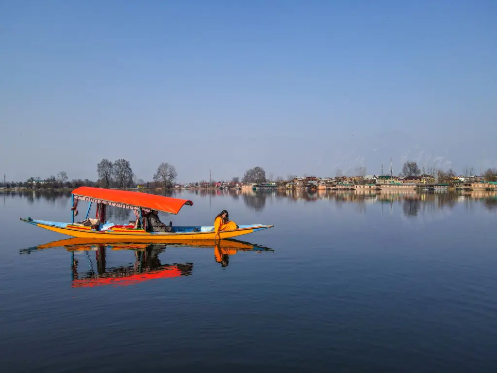 Kashmir honeymoon tour package 5 days – couple on Dal Lake houseboat in pre-winter Srinagar