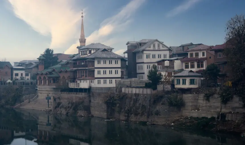 Srinagar Old City Bazaars: Maharaj Gunj & Nowhatta Shopping Guide 2026
