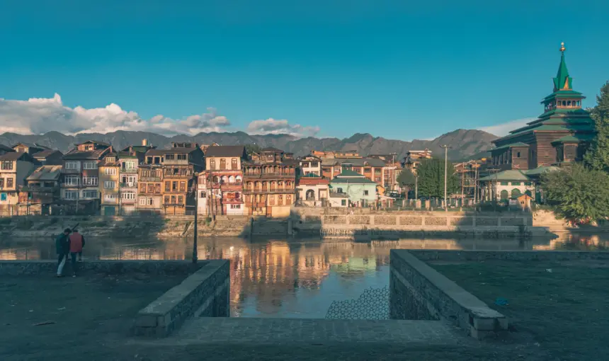 Srinagar: Hotel or Houseboat for Your First Visit? An Honest Comparison 1 Srinagar: Hotel or Houseboat for Your First Visit? An Honest Comparison
